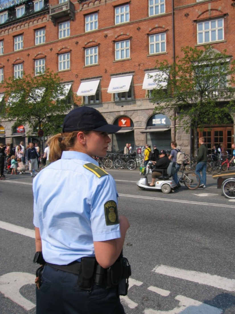 Arrest me immediately! The cutest policewomen from all over the world