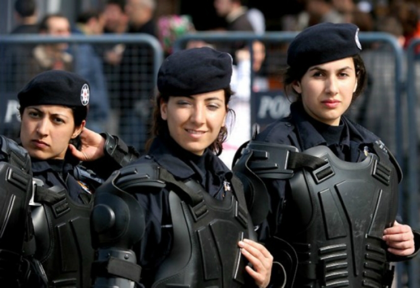 Arrest me immediately! The cutest policewomen from all over the world