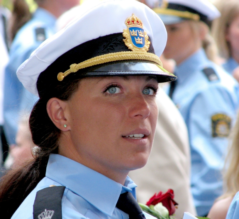 Arrest me now! The cutest female police officers from around the world