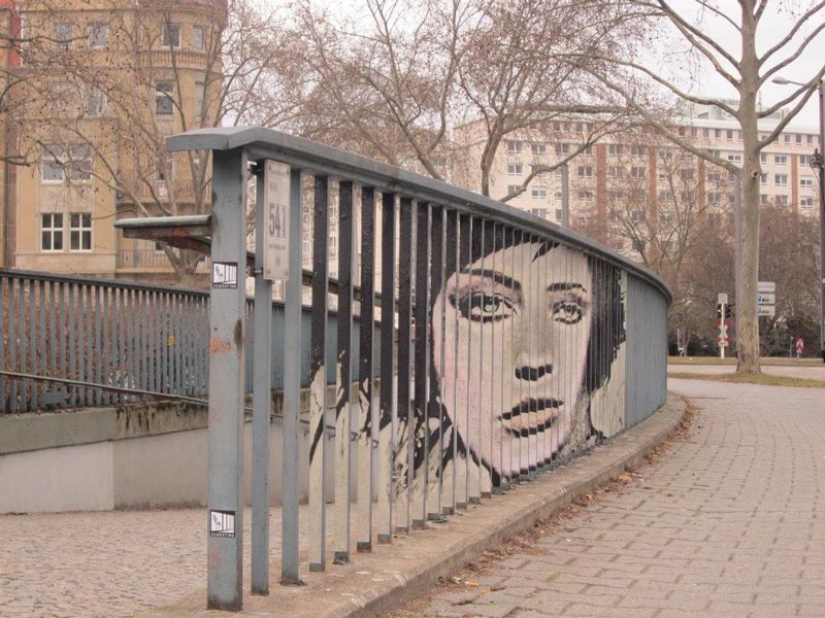 Arte callejero en la barandilla