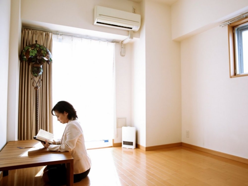 At least the ball is rolling: painfully empty apartments of Japanese minimalists