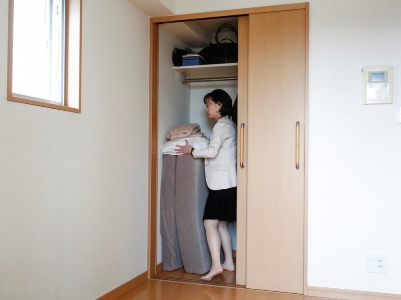 At least the ball is rolling: painfully empty apartments of Japanese minimalists