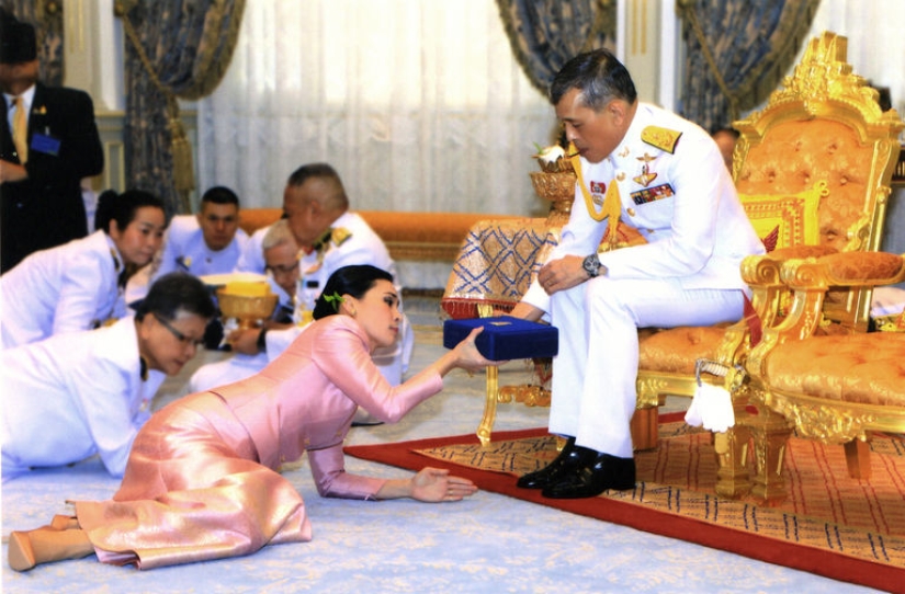 Autoaislamiento de una manera real: el monarca de Tailandia puso en cuarentena a 20 amantes