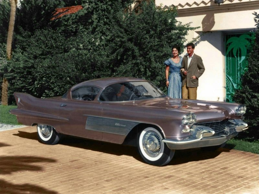 Automotive America of the 1950s and early 60s in color photographs