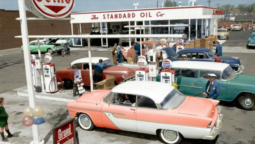 Automotive America of the 1950s and early 60s in color photographs