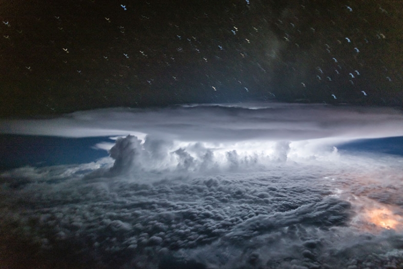 Bajo el ala del avión: nubes, tormentas, tormentas eléctricas en impresionantes imágenes del piloto