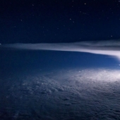 Bajo el ala del avión: nubes, tormentas, tormentas eléctricas en impresionantes imágenes del piloto