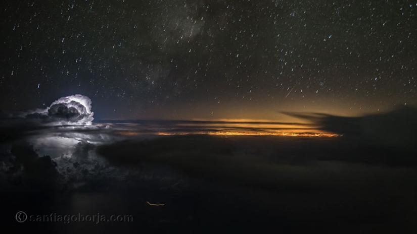 Bajo el ala del avión: nubes, tormentas, tormentas eléctricas en impresionantes imágenes del piloto