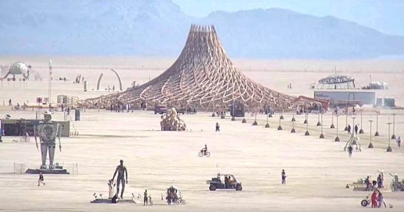 Bare breasts for the sake of booze and kilometer–long queues - this is how the participants remembered the Burning Man – 2018 festival