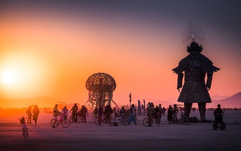 Bare breasts for the sake of booze and kilometer–long queues - this is how the participants remembered the Burning Man – 2018 festival