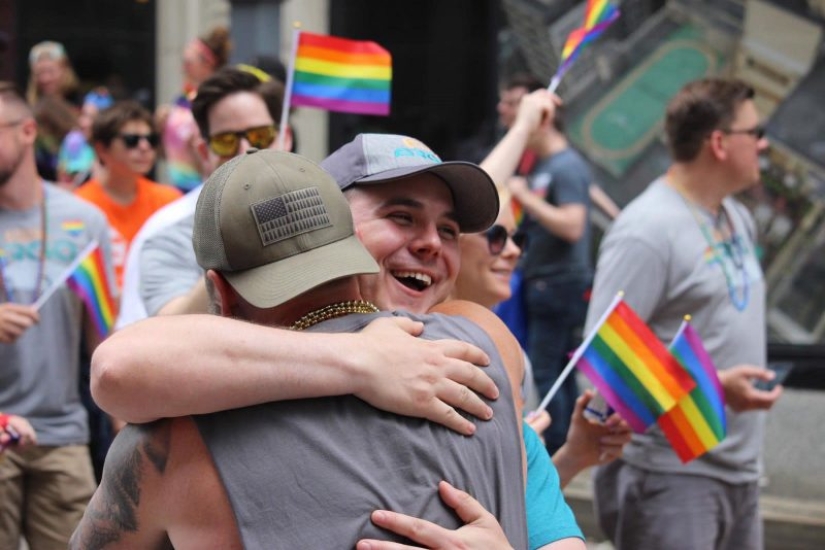 Batin's hugs: a man supported homosexuals by comforting them at a gay pride parade