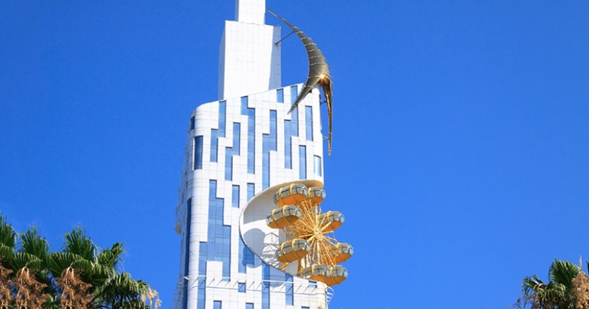 Beautiful and meaningless: the world's first Ferris wheel on the facade of a skyscraper in Batumi