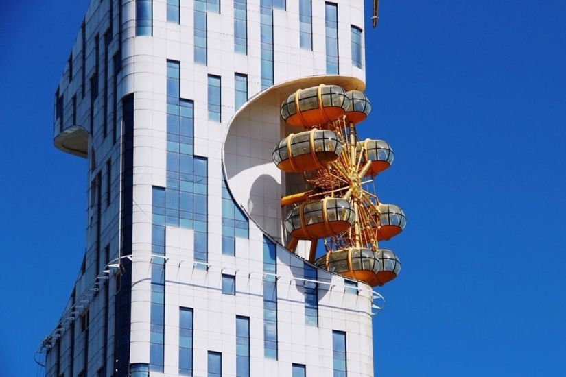 Beautiful and meaningless: the world's first Ferris wheel on the facade of a skyscraper in Batumi