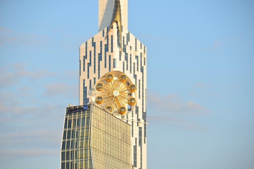 Beautiful and meaningless: the world's first Ferris wheel on the facade of a skyscraper in Batumi