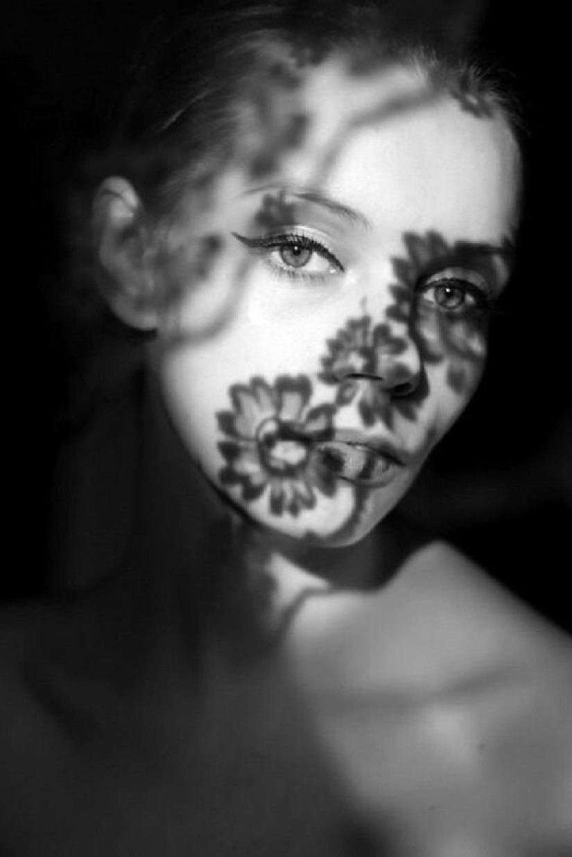 Beautiful girls dressed in shadow - Pictolic