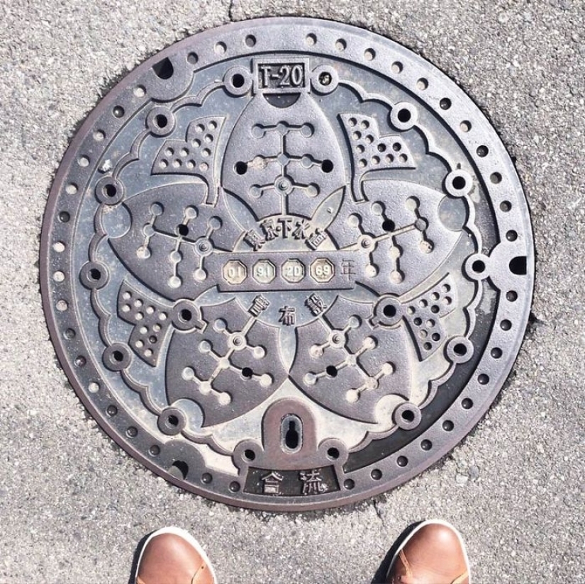 Beauty underfoot: the most beautiful manholes from Japan