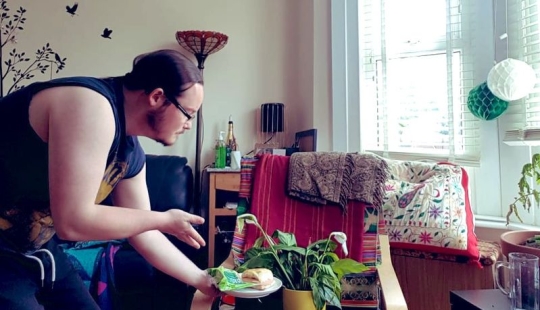 Bebí con flores y les leí libros: un vecino cariñoso cuidaba las plantas de interior