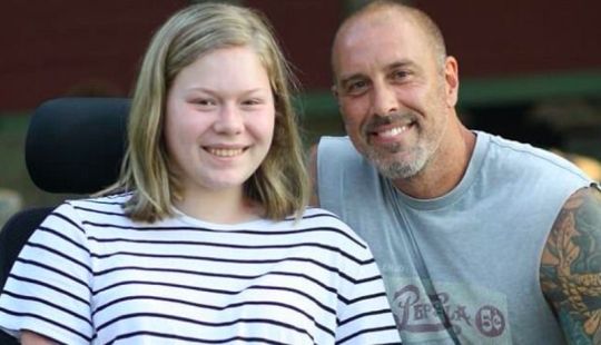 Because of the terrible virus, the girl's limbs were amputated, but she learned to play the piano