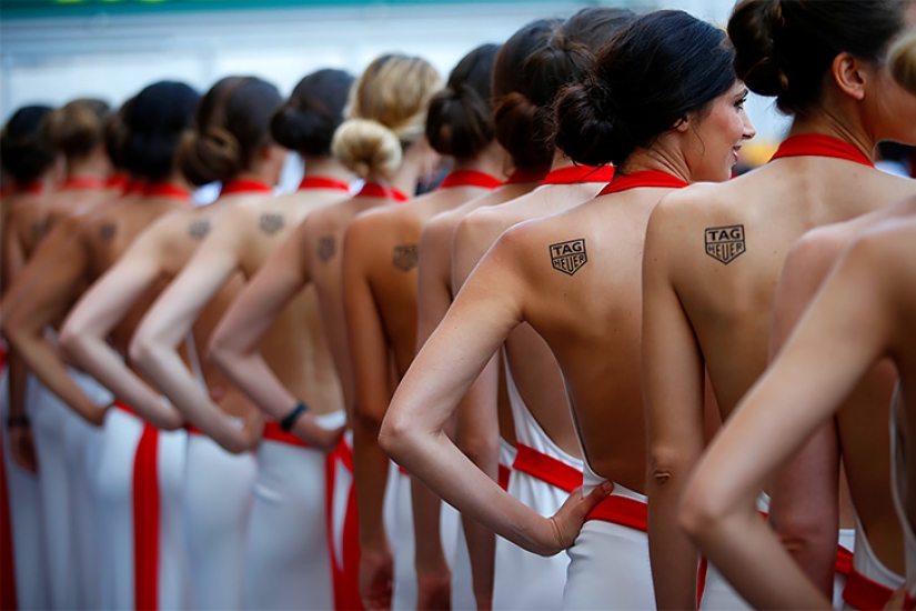 "Because of these feminists, we lost our jobs": "Formula 1" refused girls with signs