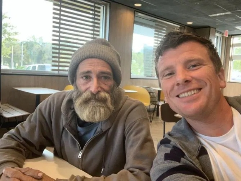 Bienvenido de nuevo: el hombre sin hogar dio su último dinero para ayudar a un extraño y recibió una generosa recompensa