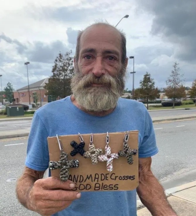 Bienvenido de nuevo: el hombre sin hogar dio su último dinero para ayudar a un extraño y recibió una generosa recompensa