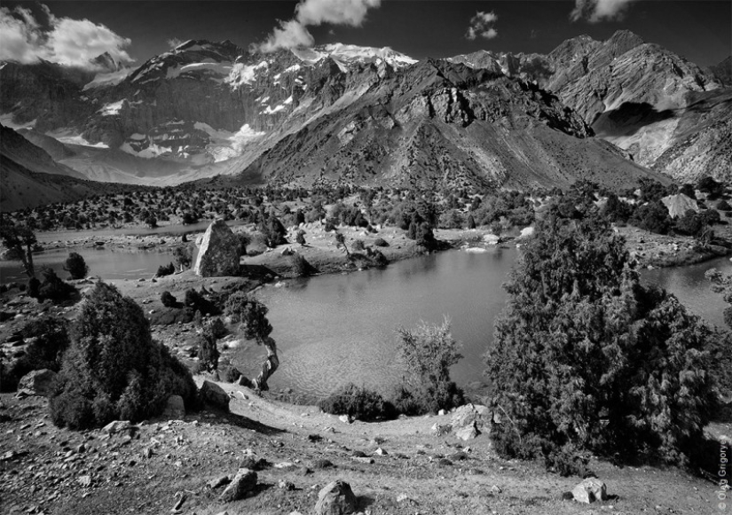 Black and white photos of mountains