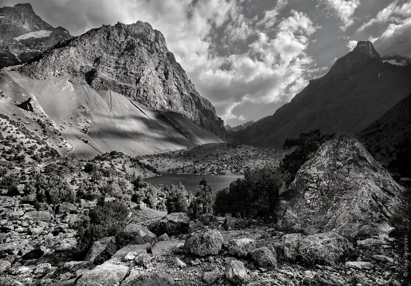 Black and white photos of mountains