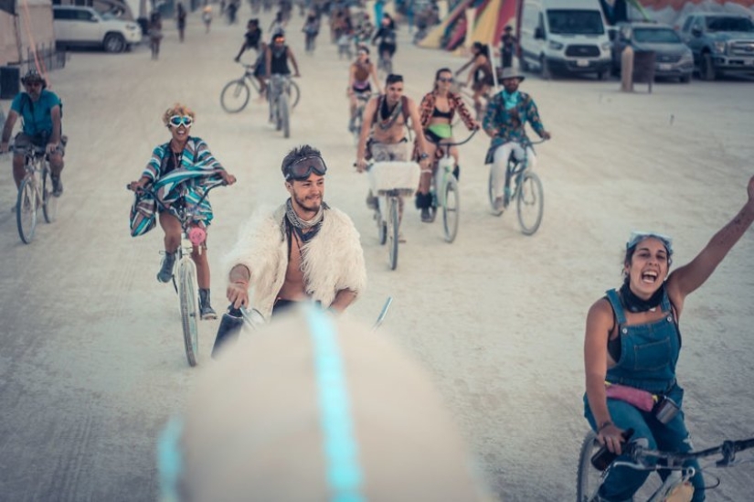 Boda futurista en el Festival Burning Man