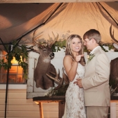 Bombardeo de negatividad: los recién casados fueron criticados por una boda al estilo de la caza