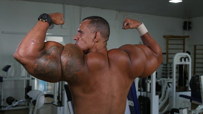 Brazilian competitors of "Ruk-bazook": Hulk and Conan inject animal drug to increase the volume of biceps