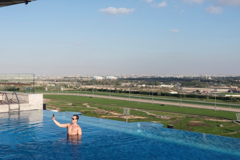"Bread and circuses": photographer filmed the life of Dubai's rich