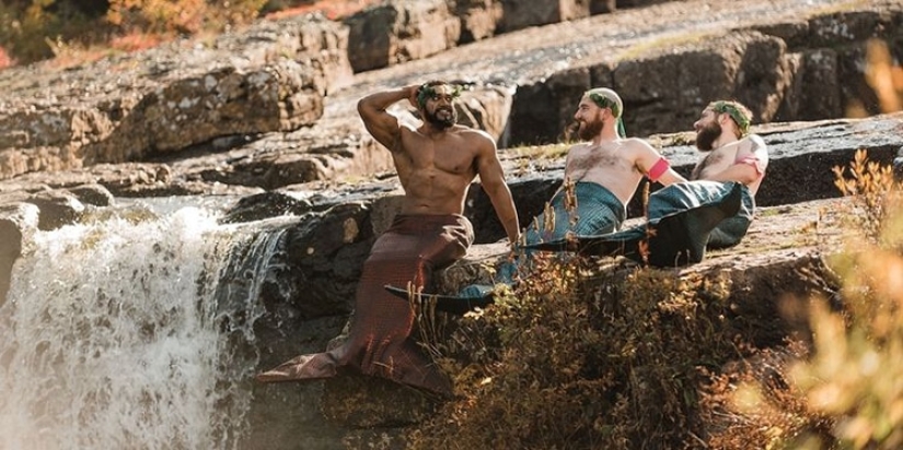 Brutales hombres barbudos protagonizaron el calendario "brodoir" con solo colas de sirena