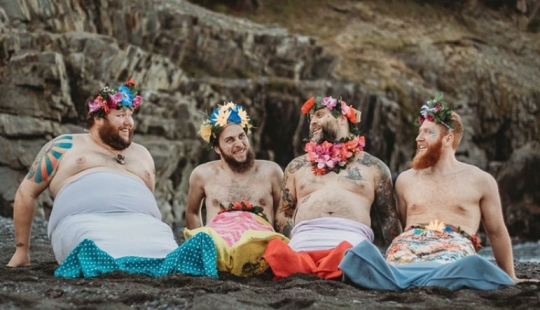 Brutales hombres barbudos protagonizaron el calendario "brodoir" con solo colas de sirena