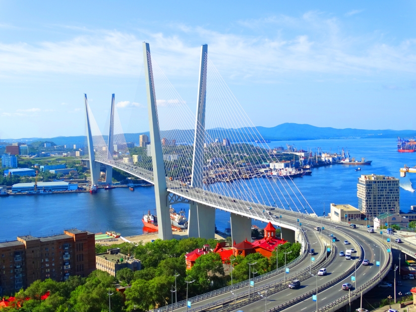 Bypassed the law in Russian: in Vladivostok, the guys pretended to be a bus on a bridge closed to pedestrians