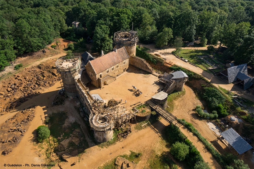 Caballos, tortillas y ni un solo cortador de paja: los franceses están construyendo un castillo con las tecnologías del siglo XII