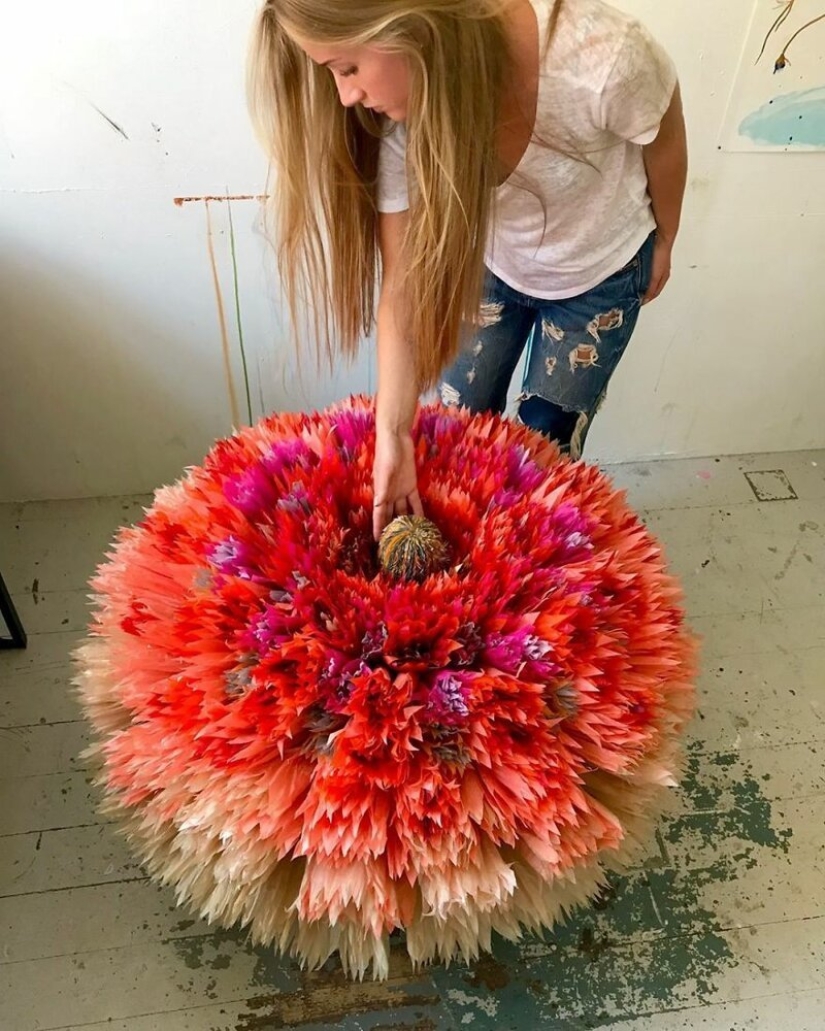 "Cada uno de nosotros necesita belleza": ¿por qué esta mujer crea flores enormes