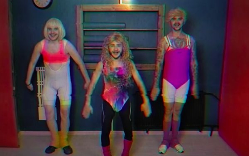 Calentar y ensayar: el baile del nuevo clip de la banda LITTLE BIG puede convertirse en un meme