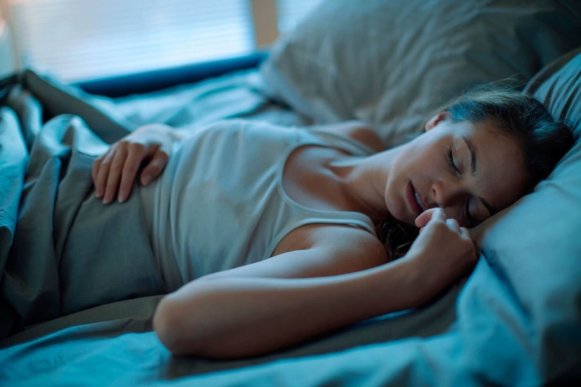 Camarada frío-delgadez: los expertos dijeron cómo perder peso durante el sueño