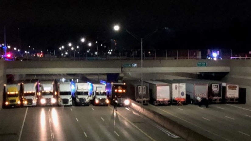 Camiones alineados debajo del puente para prevenir el suicidio