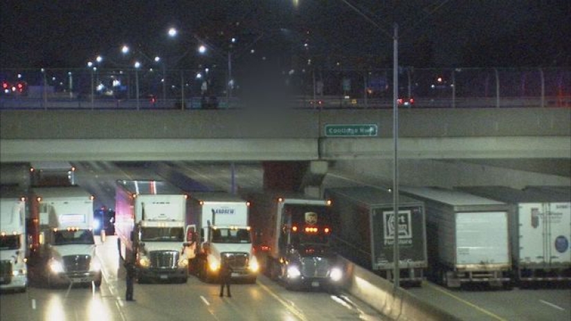 Camiones alineados debajo del puente para prevenir el suicidio