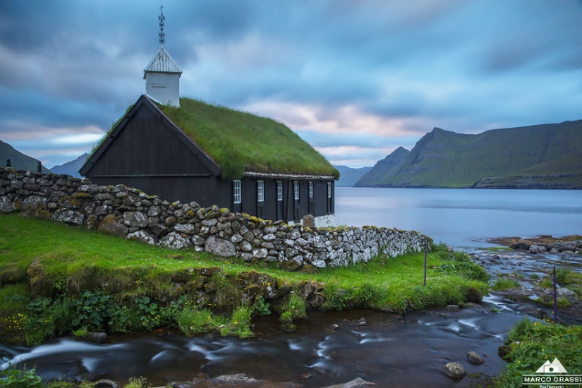 Casas escandinavas con techos verdes que parecen de un cuento de hadas