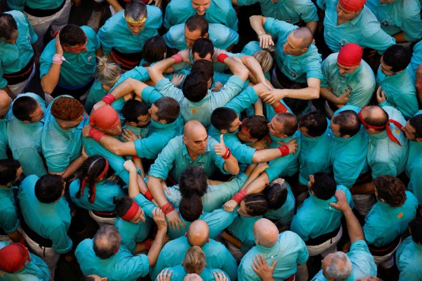Catalans compete to build the biggest human towers in Spain