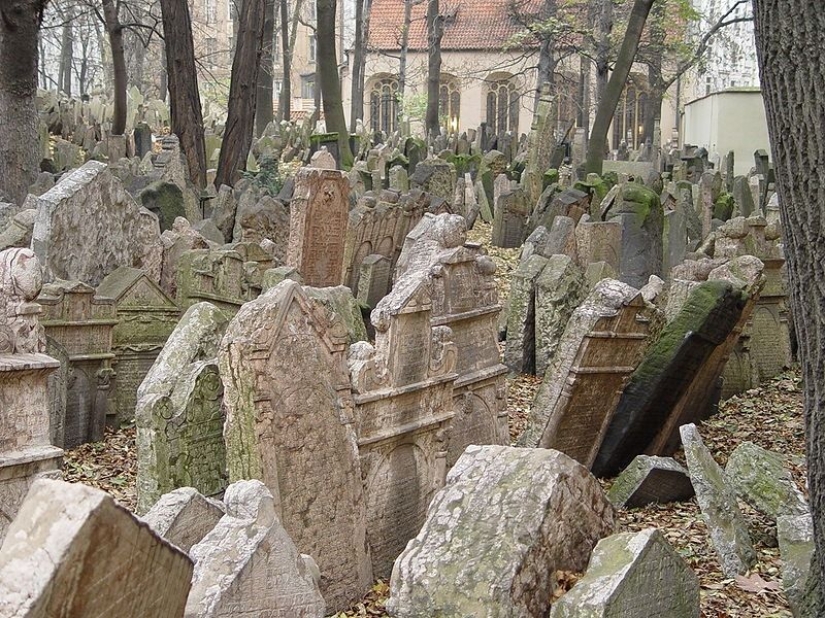 Cementerio Judío de varias capas en Praga