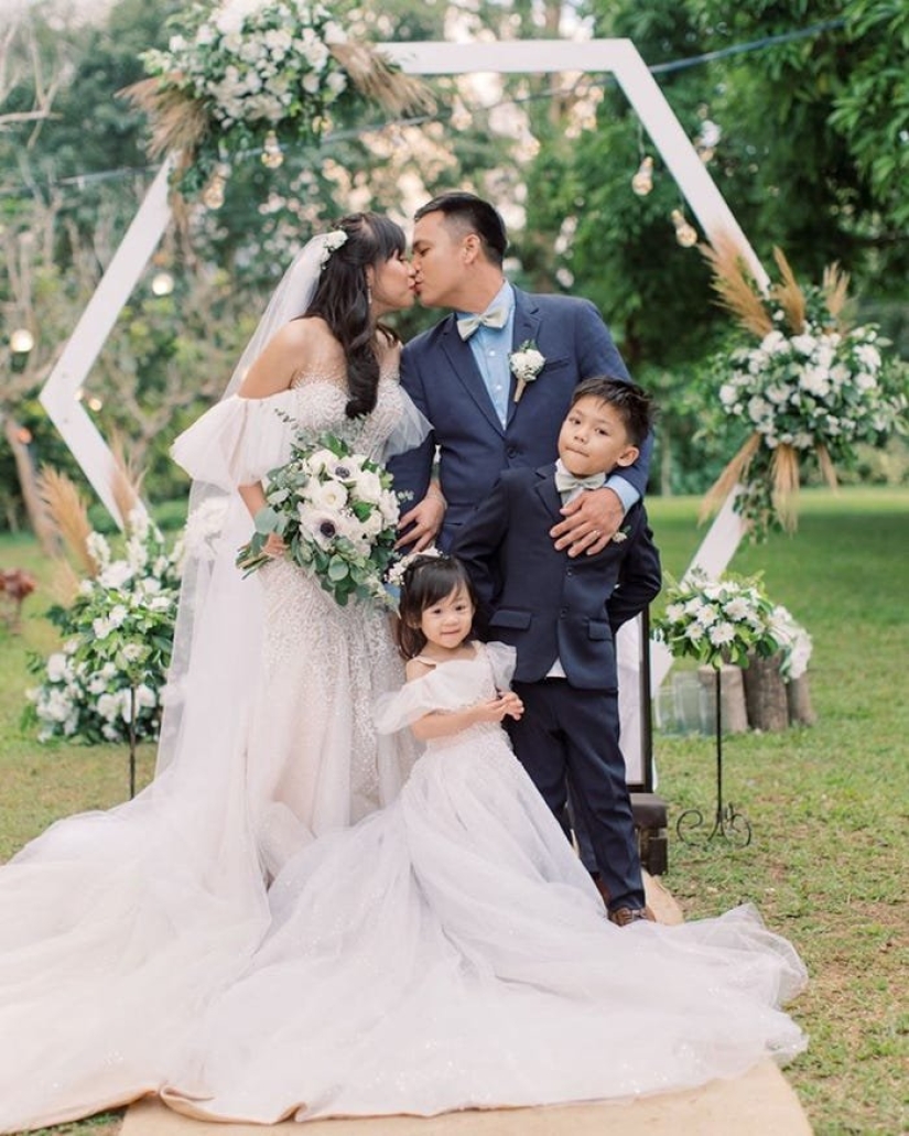 Ceremonia de boda con el telón de fondo de un volcán en erupción en Filipinas