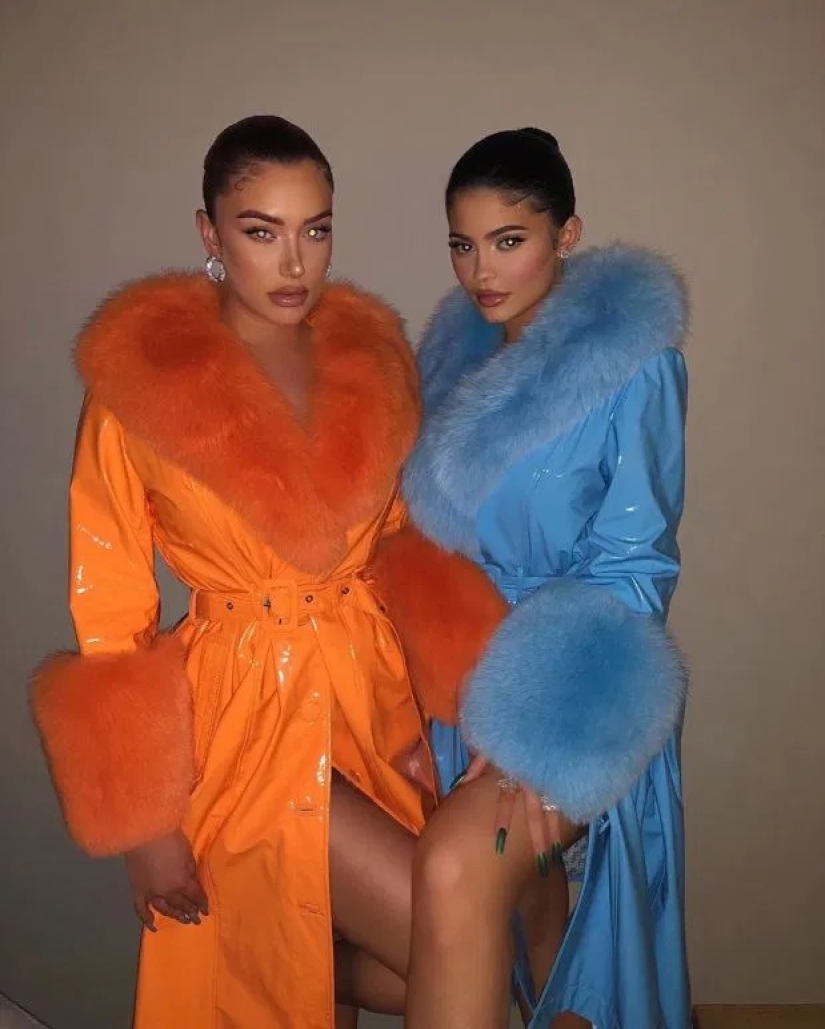 Chanterelle sisters: Kylie Jenner and Stacey love to take hot photos in the same clothes