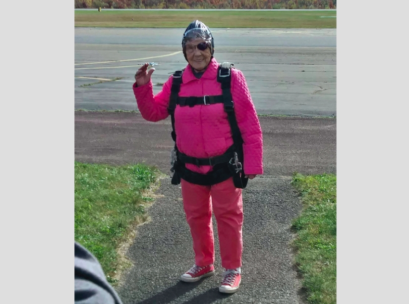 Charming grandmother celebrated her 94th birthday by skydiving