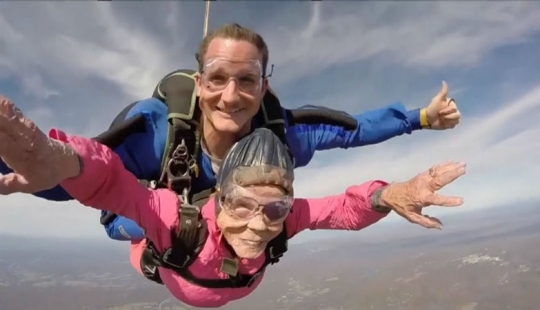 Charming grandmother celebrated her 94th birthday by skydiving