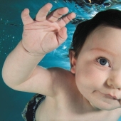 Charming photo project: kids under water