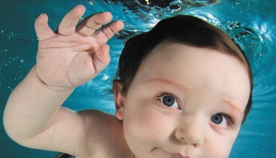 Charming photo project: kids under water