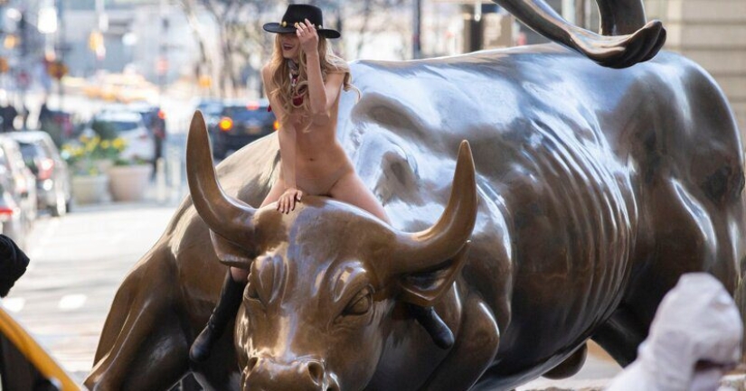 Chica desnuda organizó una sesión de fotos con un toro justo en Wall Street